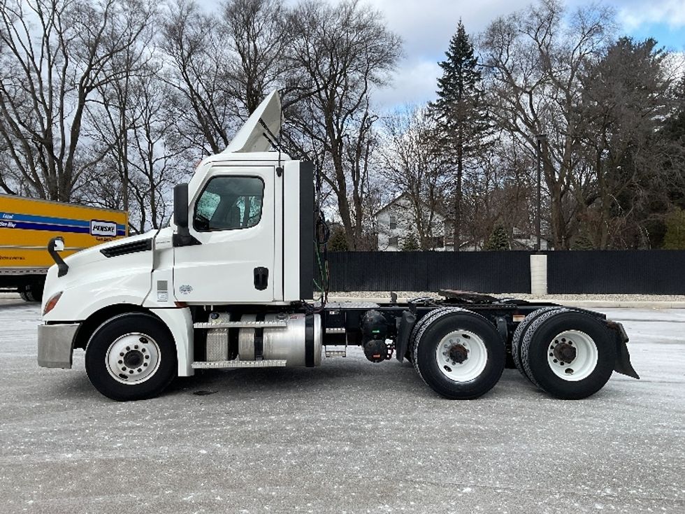 Day Cab Tractor-Heavy Duty Tractors-Freightliner-2020-T12664ST-Lansing-MI-285,239\n\t\tmiles-$ 48,000 - Image 4