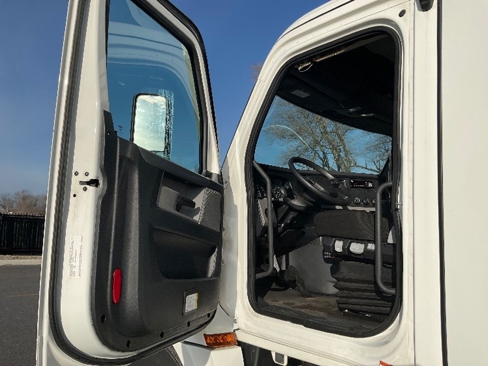 Day Cab Tractor-Heavy Duty Tractors-Freightliner-2020-T12664ST-Lansing-MI-285,239\n\t\tmiles-$ 48,000 - Image 9