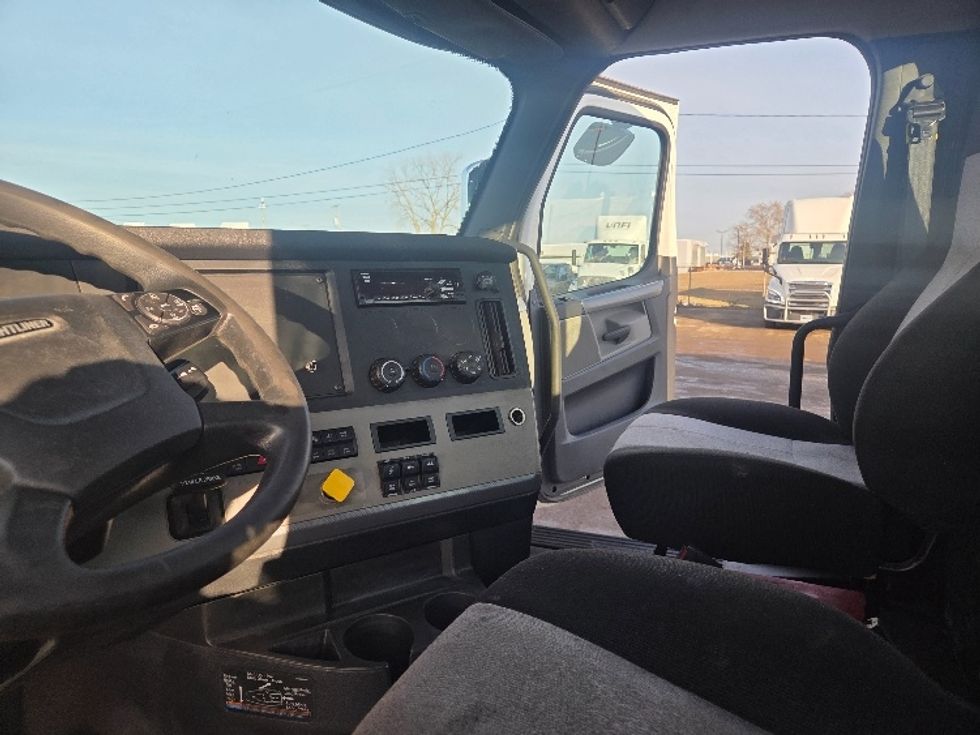 Day Cab Tractor-Heavy Duty Tractors-Freightliner-2020-T12664ST-Lansing-MI-307,237\n\t\tmiles-$ 50,750 - Image 10