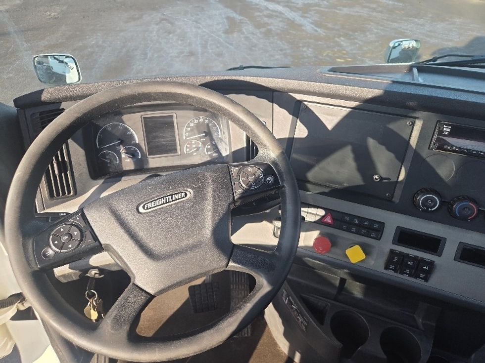 Day Cab Tractor-Heavy Duty Tractors-Freightliner-2020-T12664ST-Lansing-MI-307,237\n\t\tmiles-$ 50,750 - Image 11