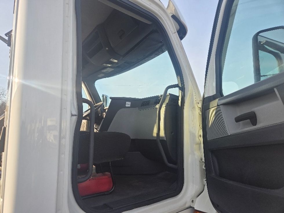 Day Cab Tractor-Heavy Duty Tractors-Freightliner-2020-T12664ST-Lansing-MI-307,237\n\t\tmiles-$ 50,750 - Image 12