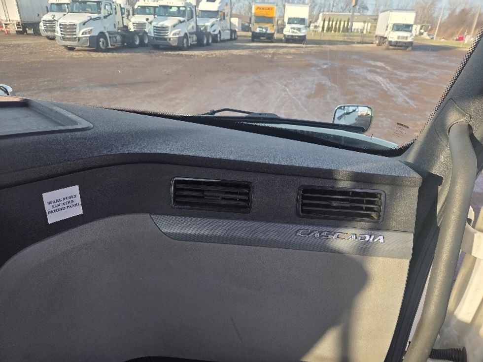 Day Cab Tractor-Heavy Duty Tractors-Freightliner-2020-T12664ST-Lansing-MI-307,237\n\t\tmiles-$ 50,750 - Image 13