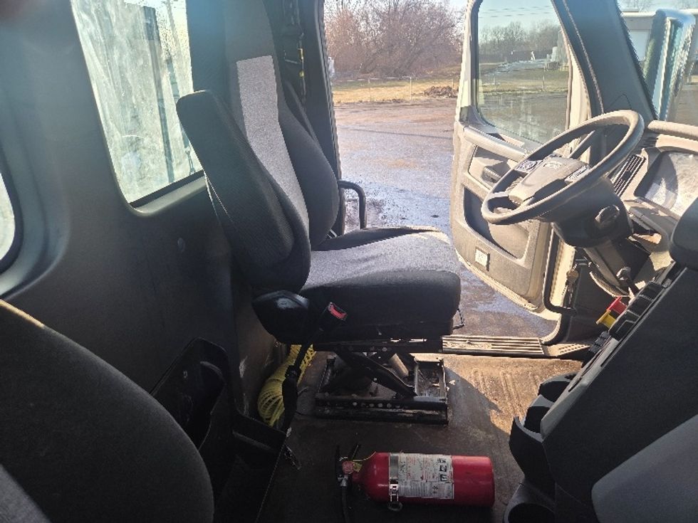 Day Cab Tractor-Heavy Duty Tractors-Freightliner-2020-T12664ST-Lansing-MI-307,237\n\t\tmiles-$ 50,750 - Image 14