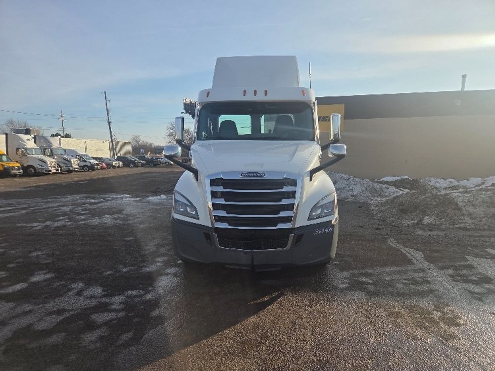 Day Cab Tractor-Heavy Duty Tractors-Freightliner-2020-T12664ST-Lansing-MI-307,237\n\t\tmiles-$ 50,750 - Image 2