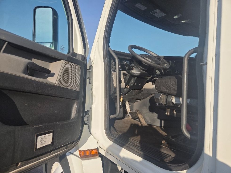 Day Cab Tractor-Heavy Duty Tractors-Freightliner-2020-T12664ST-Lansing-MI-307,237\n\t\tmiles-$ 50,750 - Image 9