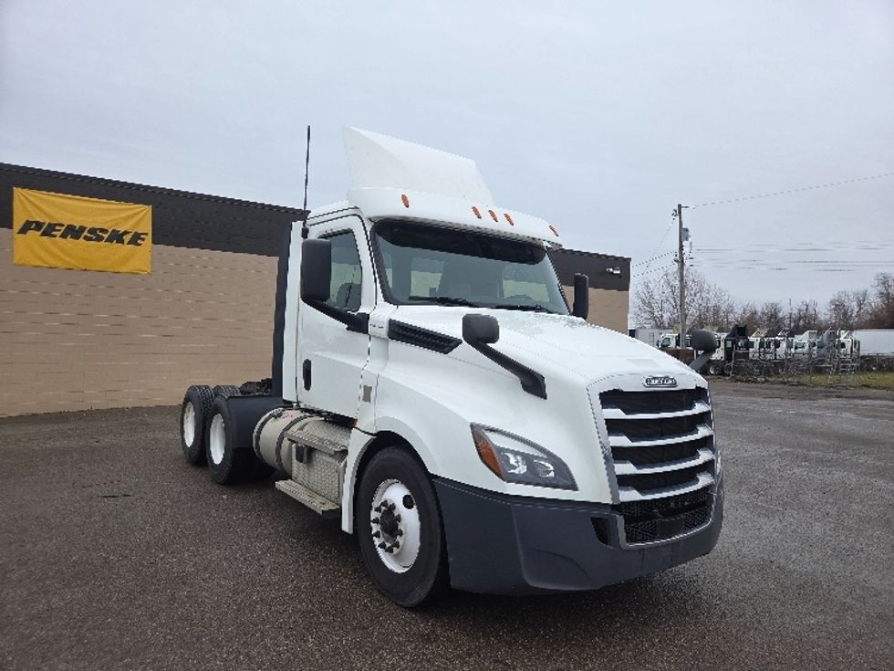Day Cab Tractor-Heavy Duty Tractors-Freightliner-2020-T12664ST-Lansing-MI-353,553\n\t\tmiles-$ 49,750 - Image 1
