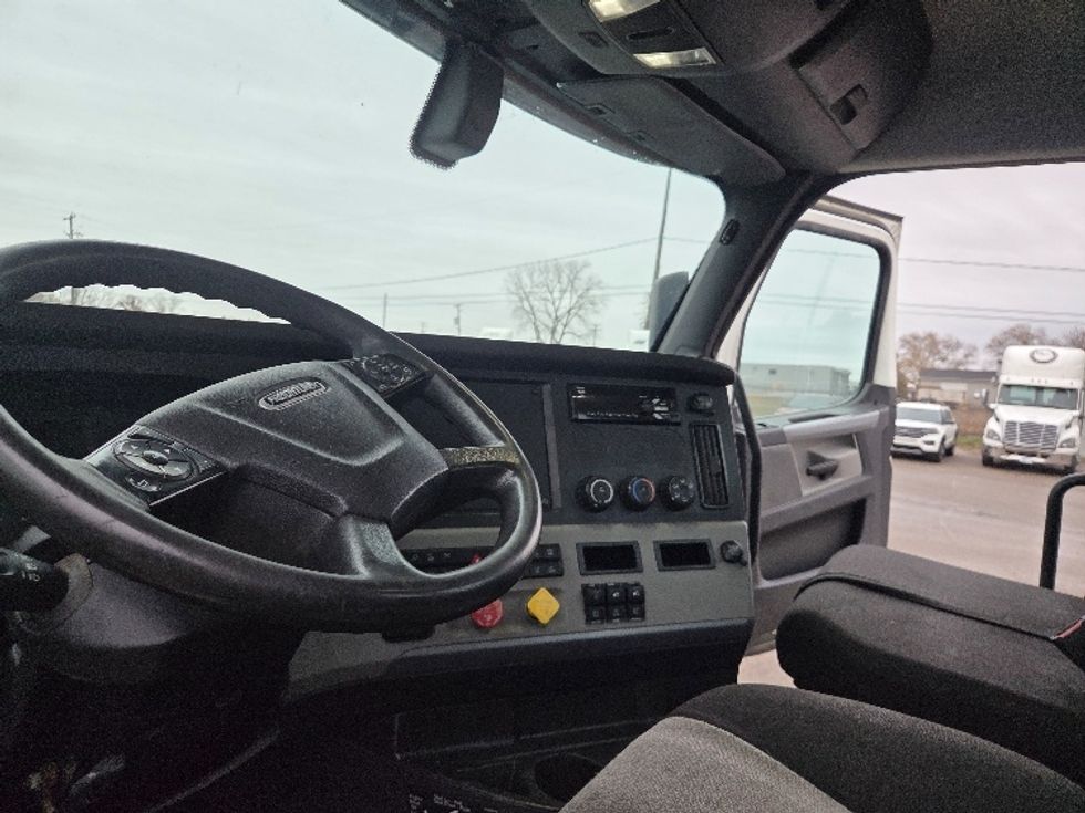 Day Cab Tractor-Heavy Duty Tractors-Freightliner-2020-T12664ST-Lansing-MI-353,553\n\t\tmiles-$ 49,750 - Image 10