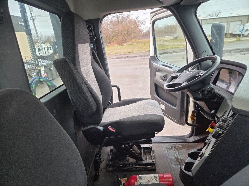 Day Cab Tractor-Heavy Duty Tractors-Freightliner-2020-T12664ST-Lansing-MI-353,553\n\t\tmiles-$ 49,750 - Image 14