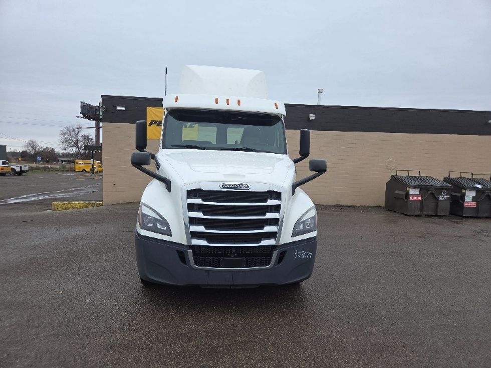 2020 Freightliner Cascadia 126" Day cab photo 2