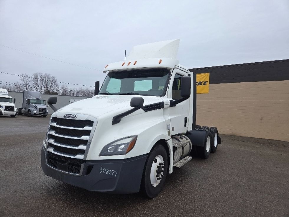 2020 Freightliner Cascadia 126" Day cab photo 3
