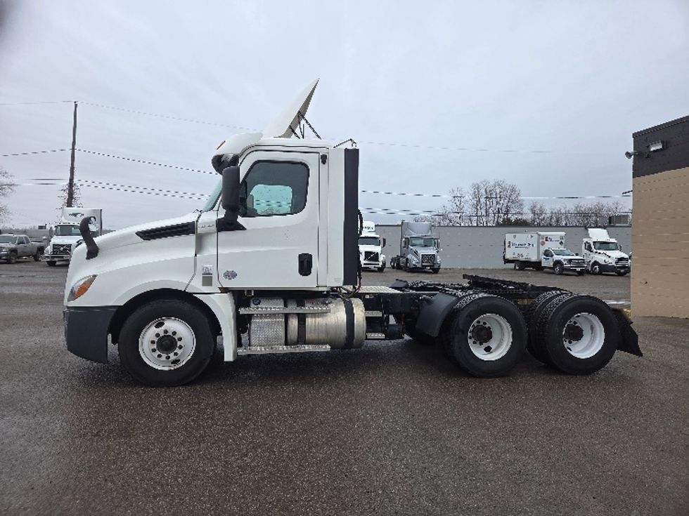 2020 Freightliner Cascadia 126" Day cab photo 4