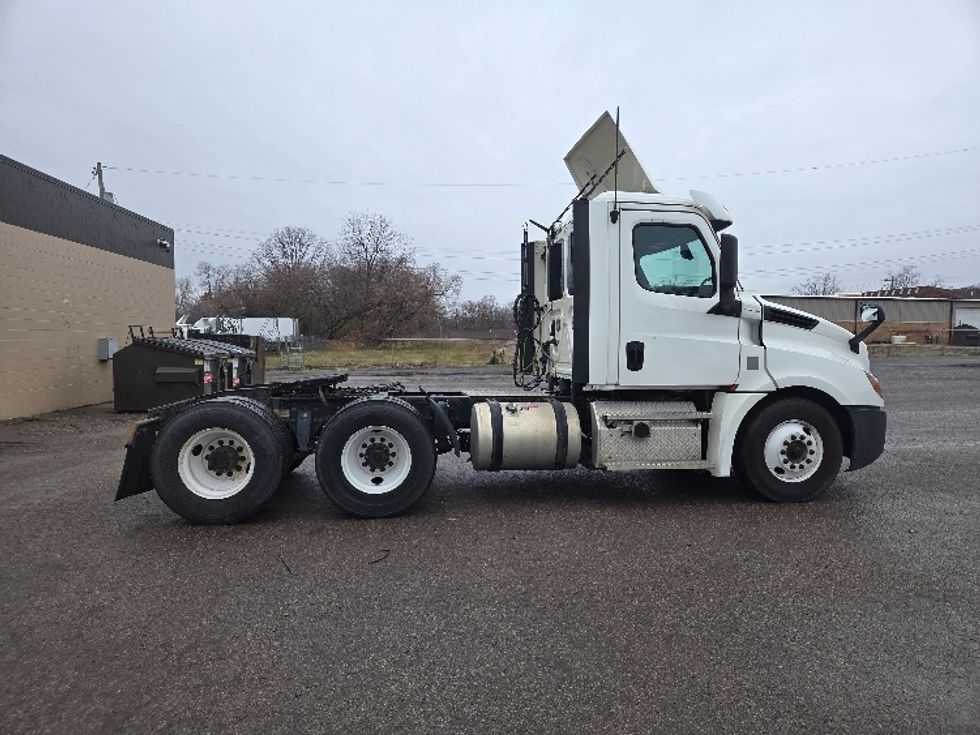 Day Cab Tractor-Heavy Duty Tractors-Freightliner-2020-T12664ST-Lansing-MI-353,553\n\t\tmiles-$ 49,750 - Image 8