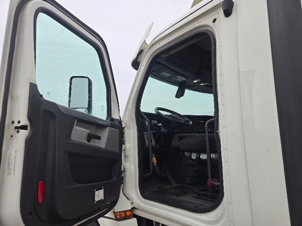 Day Cab Tractor-Heavy Duty Tractors-Freightliner-2020-T12664ST-Lansing-MI-353,553\n\t\tmiles-$ 49,750 - Image 9