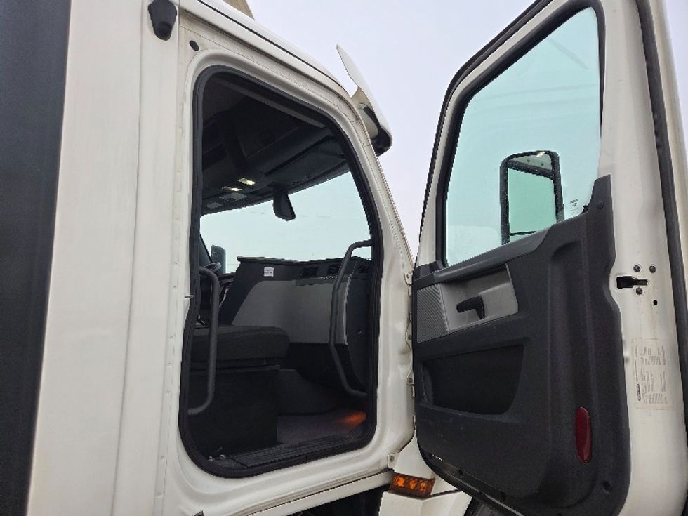 Day Cab Tractor-Heavy Duty Tractors-Freightliner-2020-T12664ST-Lansing-MI-369,602\n\t\tmiles-$ 49,000 - Image 12