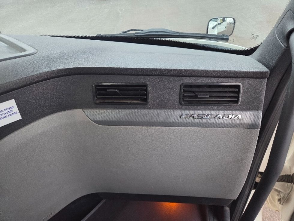 Day Cab Tractor-Heavy Duty Tractors-Freightliner-2020-T12664ST-Lansing-MI-369,602\n\t\tmiles-$ 49,000 - Image 13