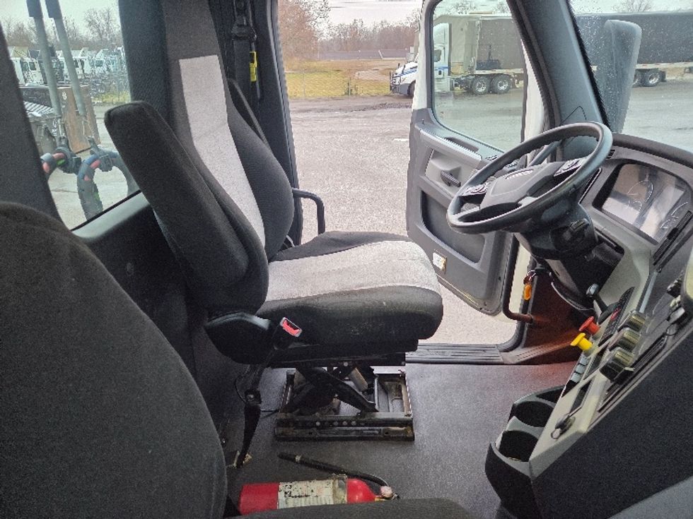 Day Cab Tractor-Heavy Duty Tractors-Freightliner-2020-T12664ST-Lansing-MI-369,602\n\t\tmiles-$ 49,000 - Image 14