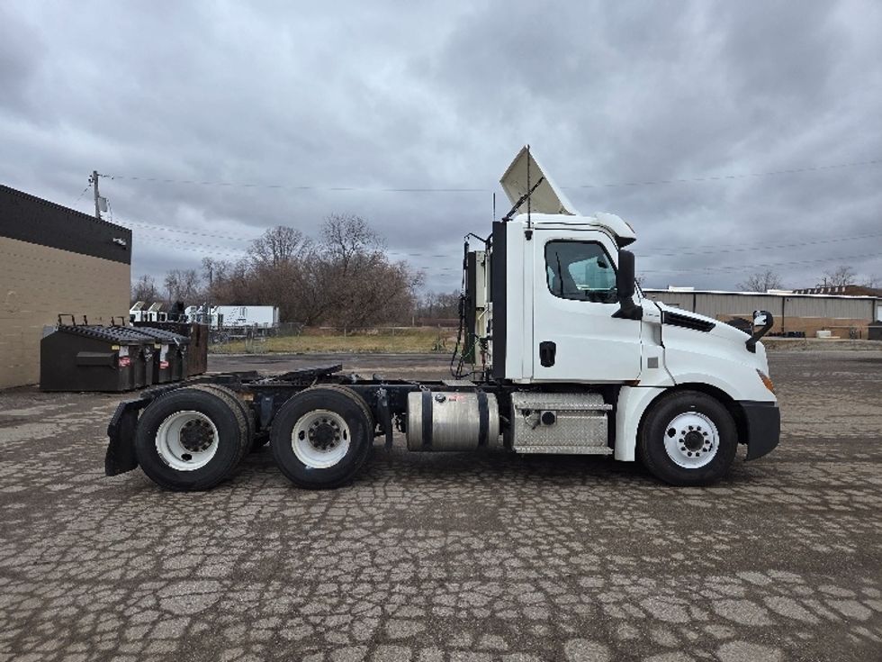 Day Cab Tractor-Heavy Duty Tractors-Freightliner-2020-T12664ST-Lansing-MI-369,602\n\t\tmiles-$ 49,000 - Image 8