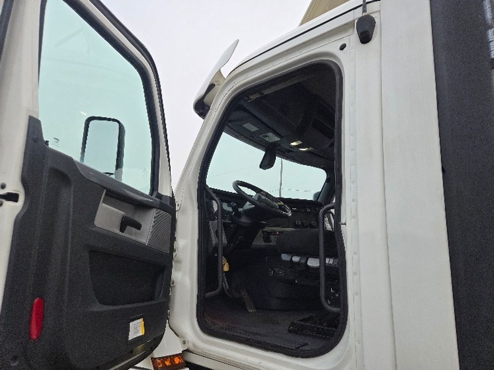 Day Cab Tractor-Heavy Duty Tractors-Freightliner-2020-T12664ST-Lansing-MI-369,602\n\t\tmiles-$ 49,000 - Image 9