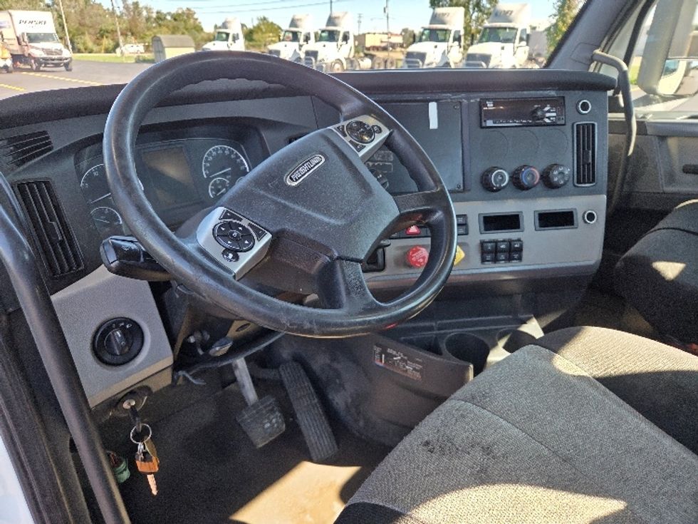 Day Cab Tractor-Heavy Duty Tractors-Freightliner-2020-T12664ST-Lansing-MI-382,179\n\t\tmiles-$ 52,250 - Image 10