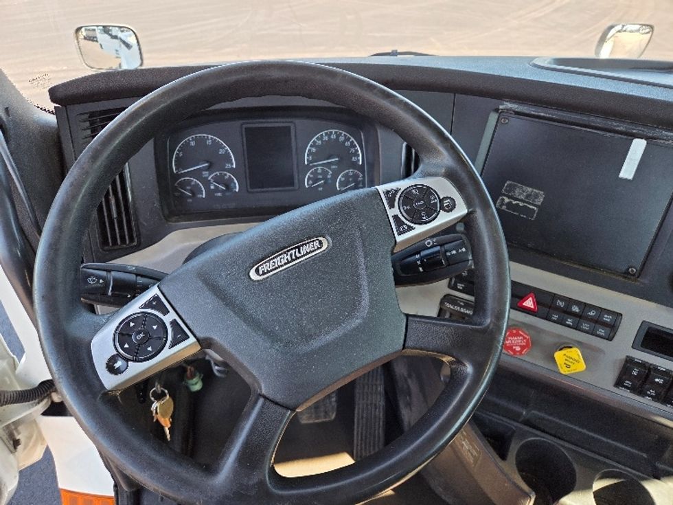 Day Cab Tractor-Heavy Duty Tractors-Freightliner-2020-T12664ST-Lansing-MI-382,179\n\t\tmiles-$ 52,250 - Image 11