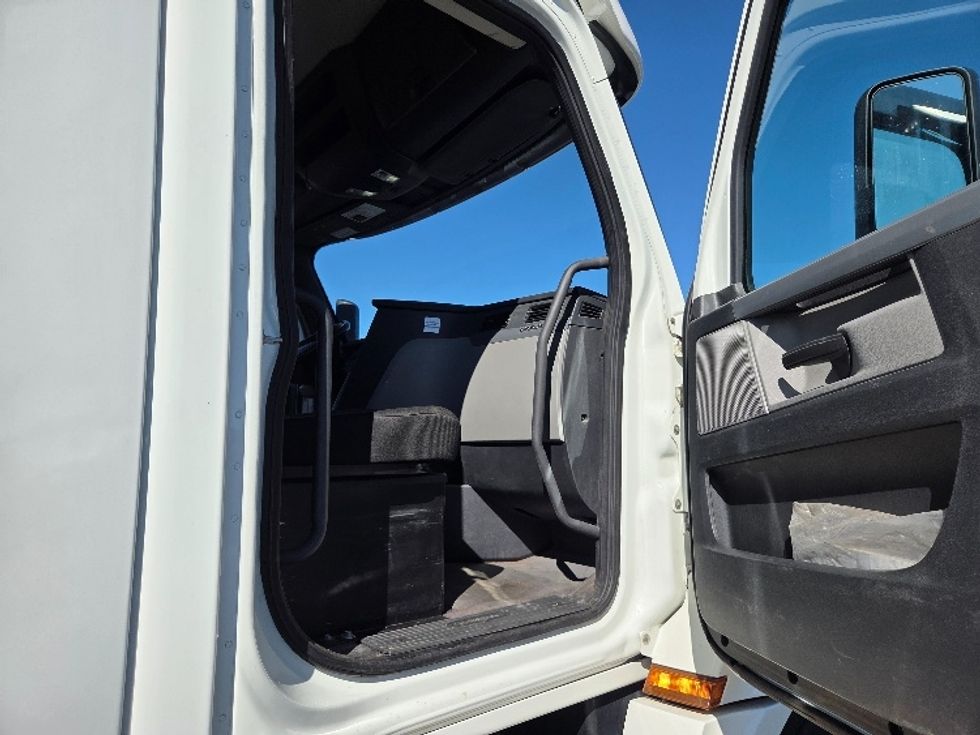 Day Cab Tractor-Heavy Duty Tractors-Freightliner-2020-T12664ST-Lansing-MI-382,179\n\t\tmiles-$ 52,250 - Image 12
