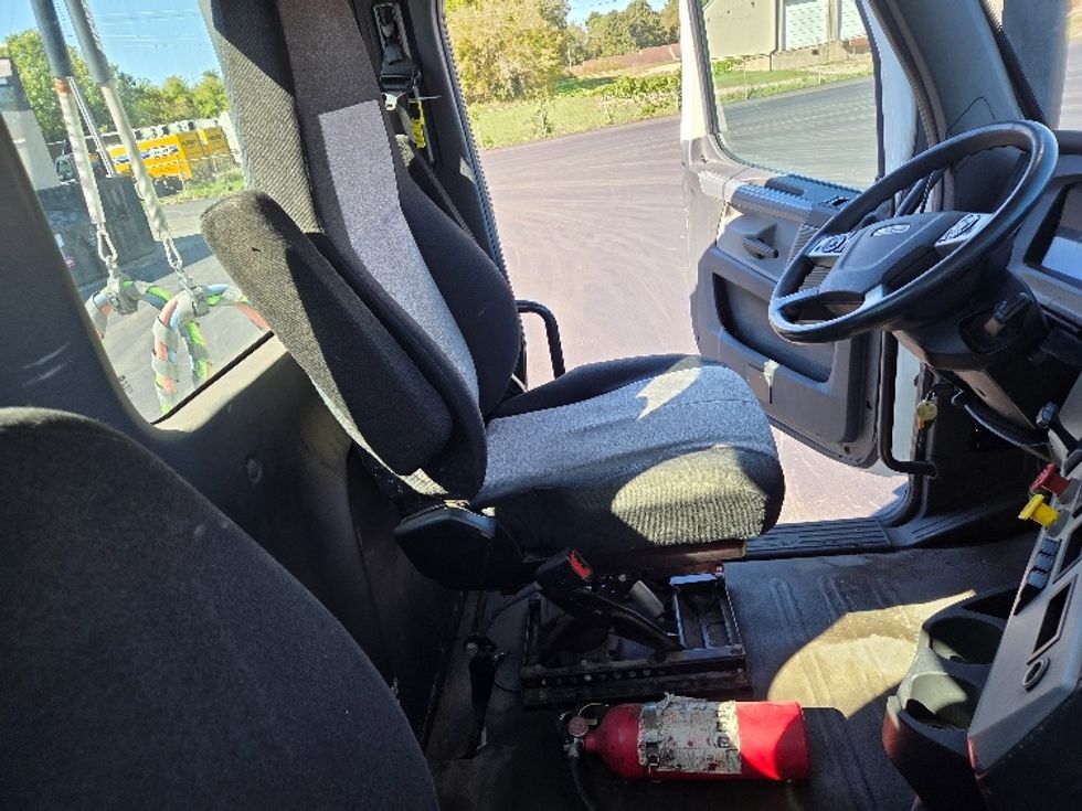Day Cab Tractor-Heavy Duty Tractors-Freightliner-2020-T12664ST-Lansing-MI-382,179\n\t\tmiles-$ 52,250 - Image 14