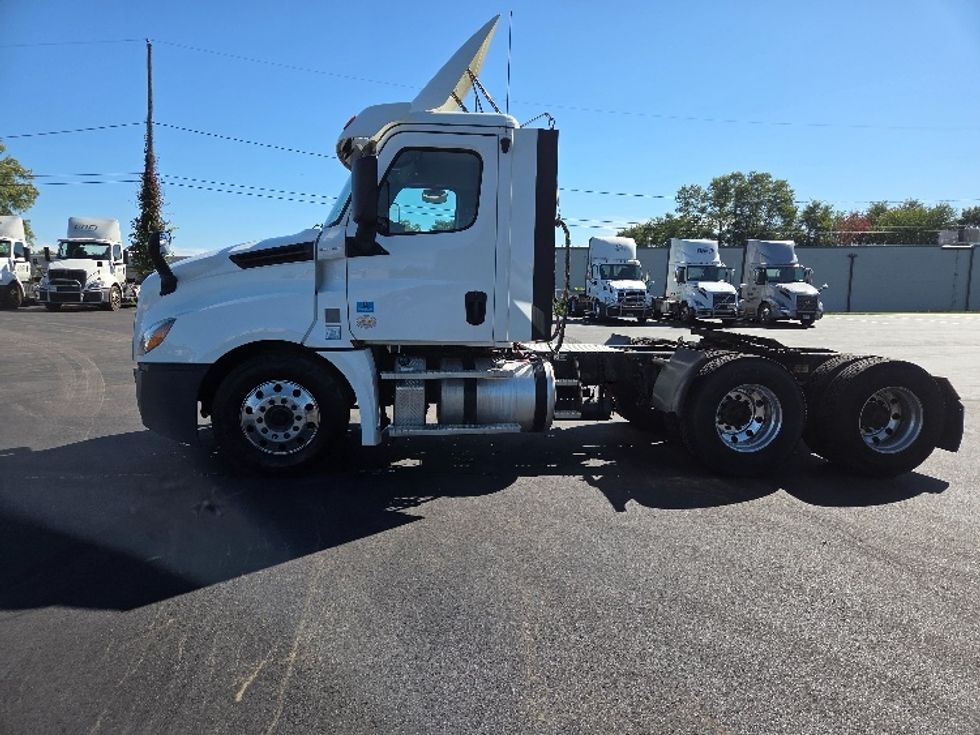 Day Cab Tractor-Heavy Duty Tractors-Freightliner-2020-T12664ST-Lansing-MI-382,179\n\t\tmiles-$ 52,250 - Image 4