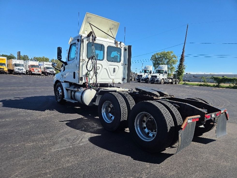 Day Cab Tractor-Heavy Duty Tractors-Freightliner-2020-T12664ST-Lansing-MI-382,179\n\t\tmiles-$ 52,250 - Image 5