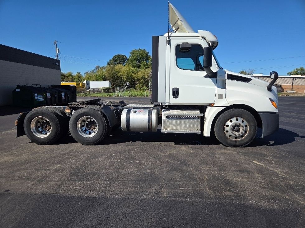 Day Cab Tractor-Heavy Duty Tractors-Freightliner-2020-T12664ST-Lansing-MI-382,179\n\t\tmiles-$ 52,250 - Image 8