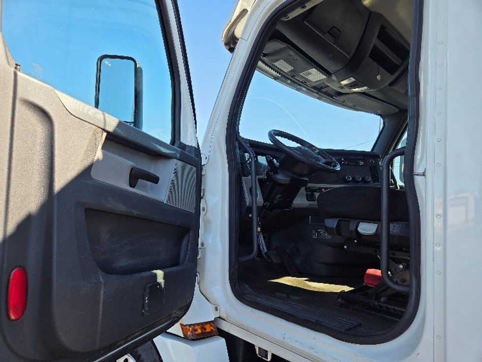 Day Cab Tractor-Heavy Duty Tractors-Freightliner-2020-T12664ST-Lansing-MI-382,179\n\t\tmiles-$ 52,250 - Image 9