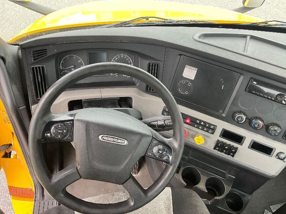 Day Cab Tractor-Heavy Duty Tractors-Freightliner-2020-T12664ST-Lansing-MI-396,105\n\t\tmiles-$ 54,750 - Image 11