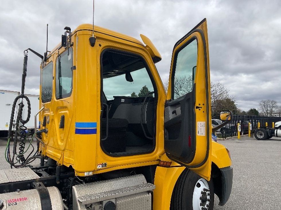 Day Cab Tractor-Heavy Duty Tractors-Freightliner-2020-T12664ST-Lansing-MI-396,105\n\t\tmiles-$ 54,750 - Image 12