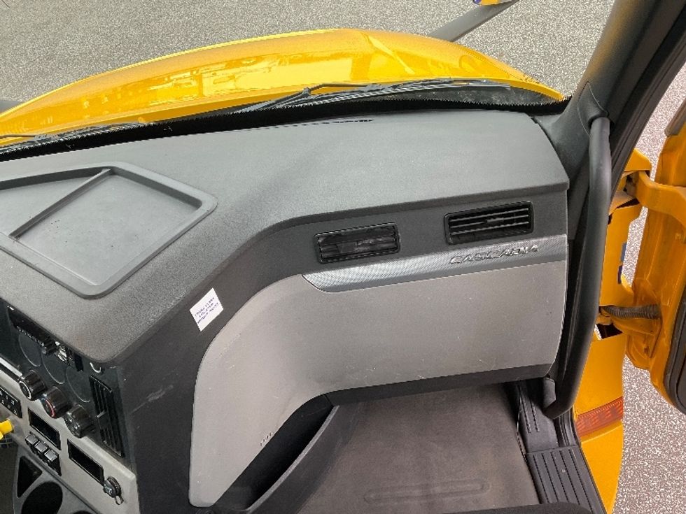 Day Cab Tractor-Heavy Duty Tractors-Freightliner-2020-T12664ST-Lansing-MI-396,105\n\t\tmiles-$ 54,750 - Image 13