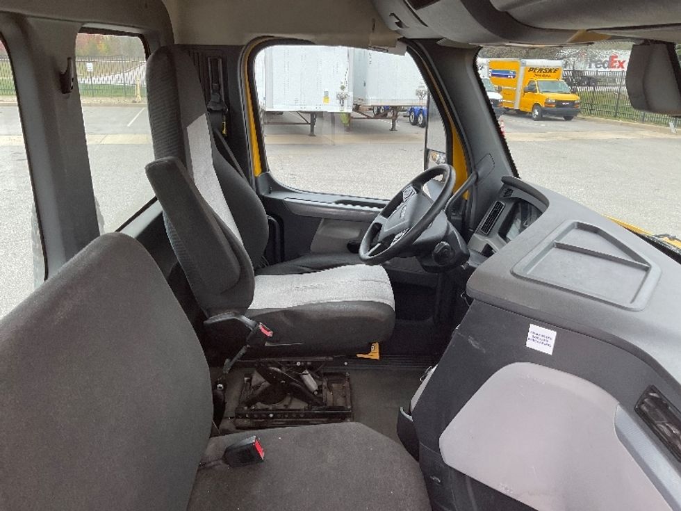 Day Cab Tractor-Heavy Duty Tractors-Freightliner-2020-T12664ST-Lansing-MI-396,105\n\t\tmiles-$ 54,750 - Image 14