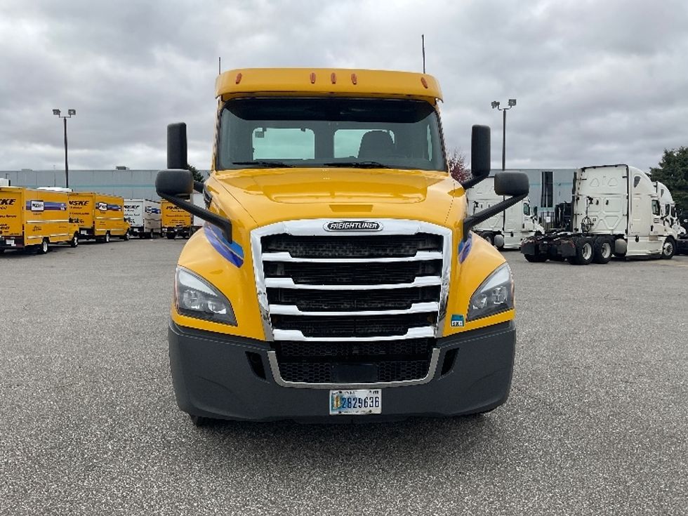 Day Cab Tractor-Heavy Duty Tractors-Freightliner-2020-T12664ST-Lansing-MI-396,105\n\t\tmiles-$ 54,750 - Image 2