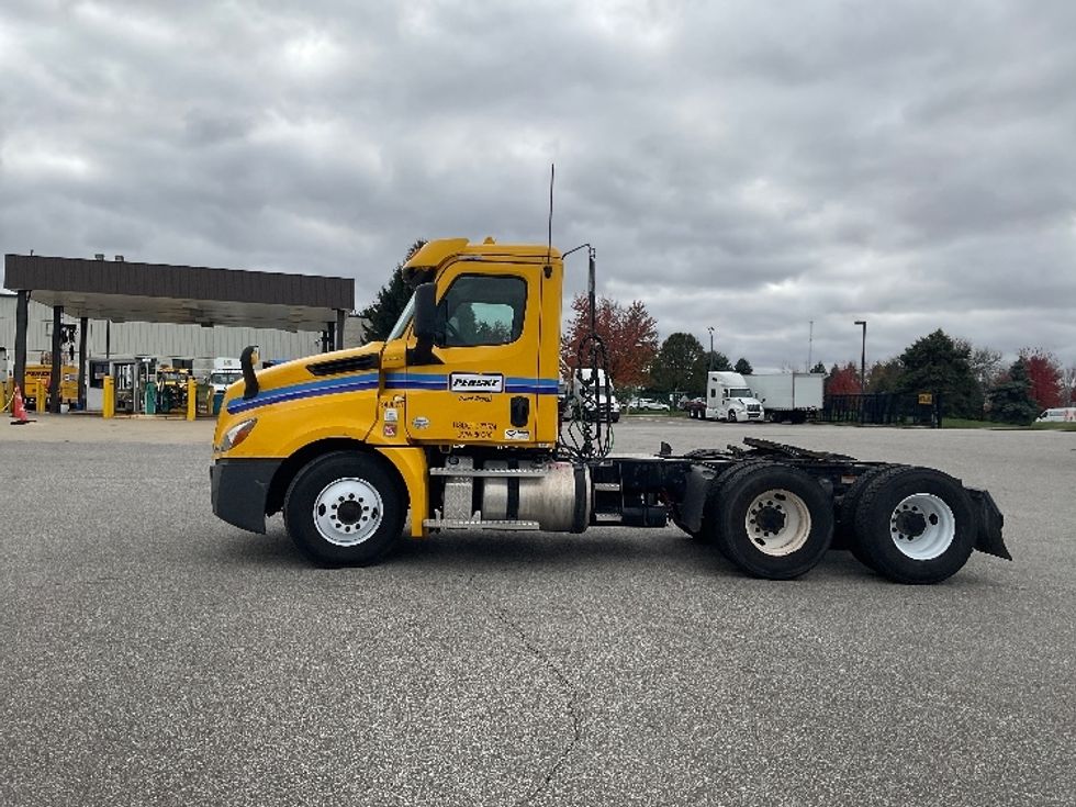 Day Cab Tractor-Heavy Duty Tractors-Freightliner-2020-T12664ST-Lansing-MI-396,105\n\t\tmiles-$ 54,750 - Image 4