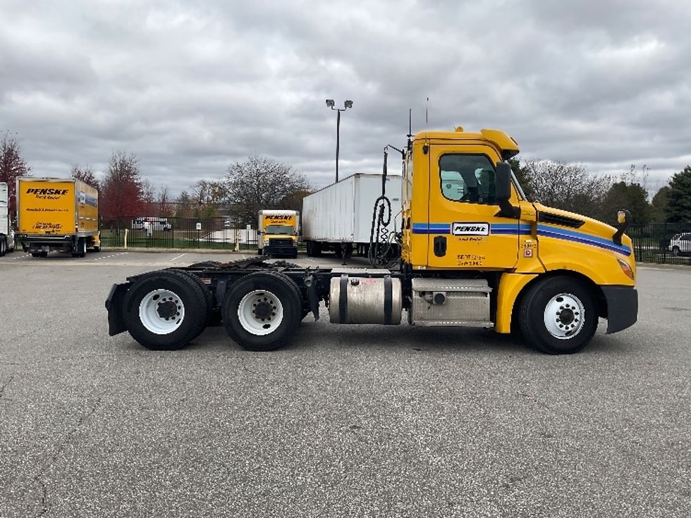 Day Cab Tractor-Heavy Duty Tractors-Freightliner-2020-T12664ST-Lansing-MI-396,105\n\t\tmiles-$ 54,750 - Image 8