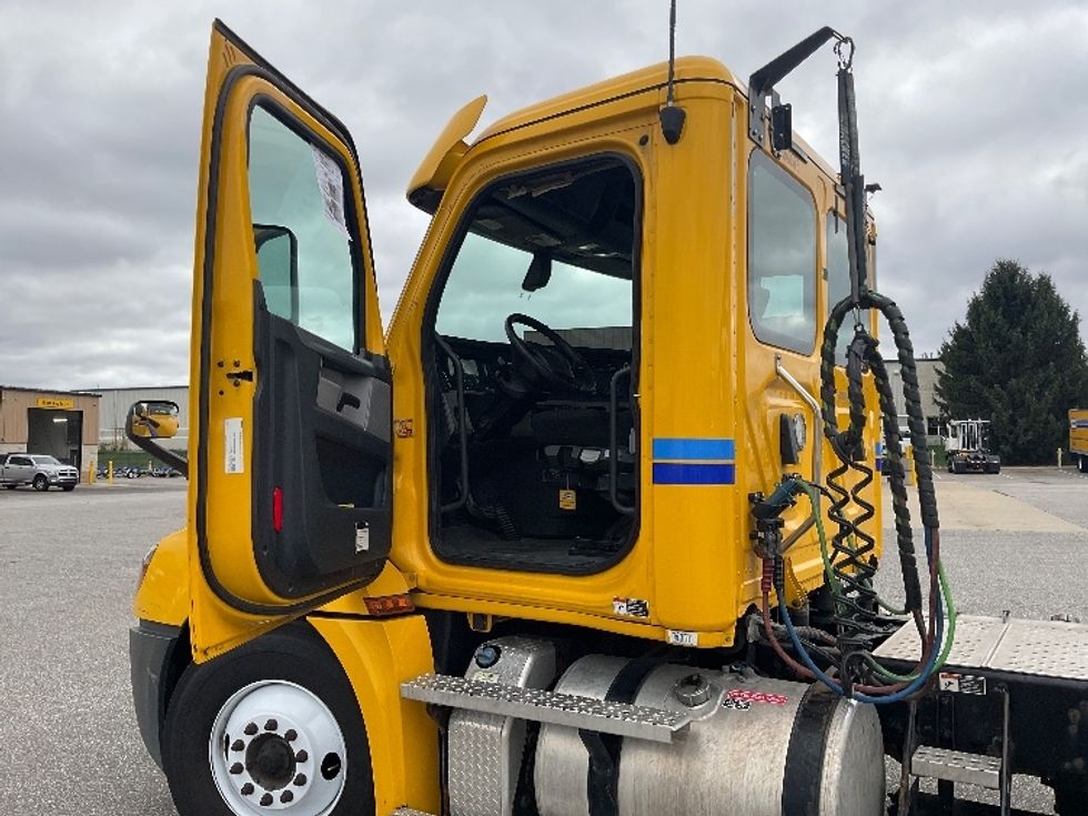 Day Cab Tractor-Heavy Duty Tractors-Freightliner-2020-T12664ST-Lansing-MI-396,105\n\t\tmiles-$ 54,750 - Image 9