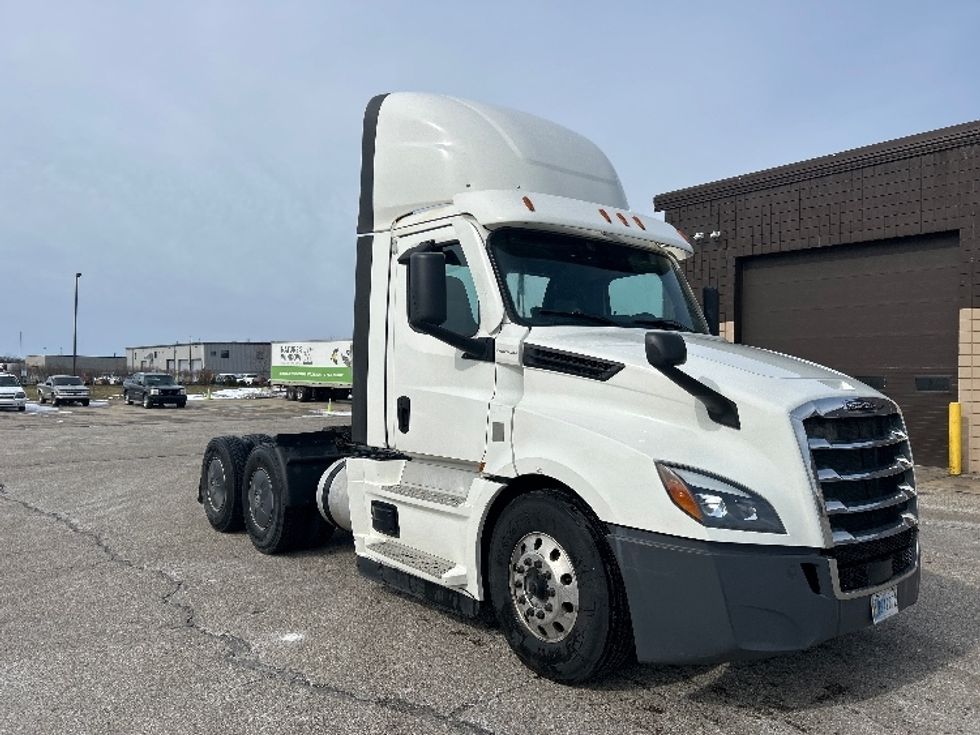Day Cab Tractor-Heavy Duty Tractors-Freightliner-2020-T12664ST-Lansing-MI-711,388\n\t\tmiles-$ 27,250 - Image 1