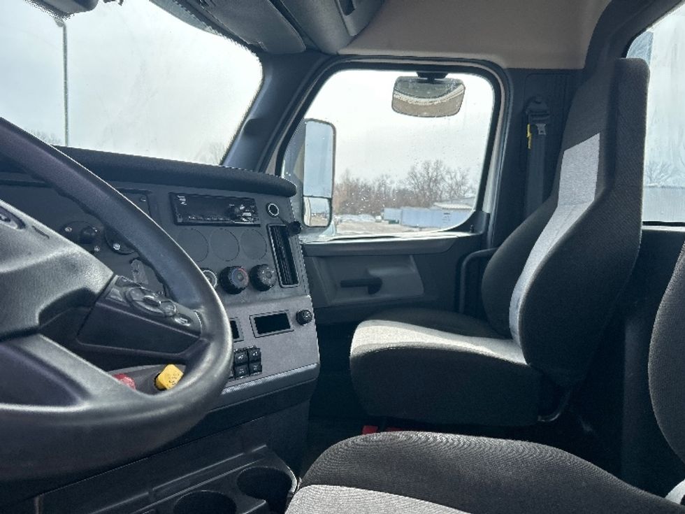 Day Cab Tractor-Heavy Duty Tractors-Freightliner-2020-T12664ST-Lansing-MI-711,388\n\t\tmiles-$ 27,250 - Image 10