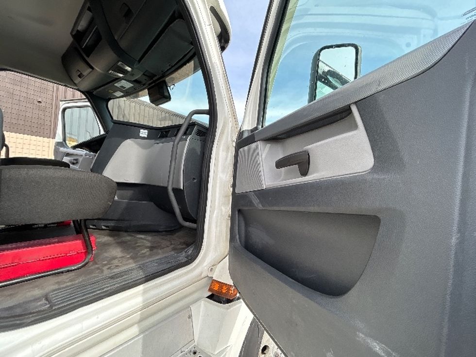 Day Cab Tractor-Heavy Duty Tractors-Freightliner-2020-T12664ST-Lansing-MI-711,388\n\t\tmiles-$ 27,250 - Image 12