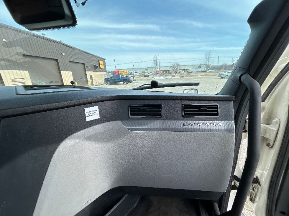 Day Cab Tractor-Heavy Duty Tractors-Freightliner-2020-T12664ST-Lansing-MI-711,388\n\t\tmiles-$ 27,250 - Image 13