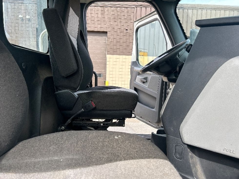 Day Cab Tractor-Heavy Duty Tractors-Freightliner-2020-T12664ST-Lansing-MI-711,388\n\t\tmiles-$ 27,250 - Image 14