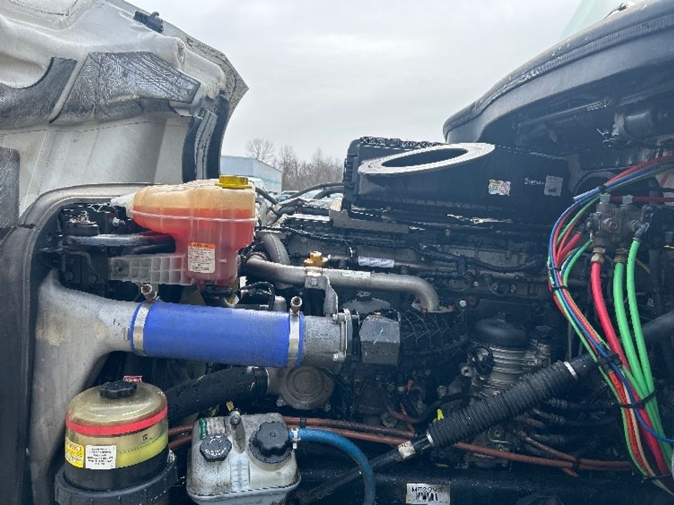 Day Cab Tractor-Heavy Duty Tractors-Freightliner-2020-T12664ST-Lansing-MI-711,388\n\t\tmiles-$ 27,250 - Image 16