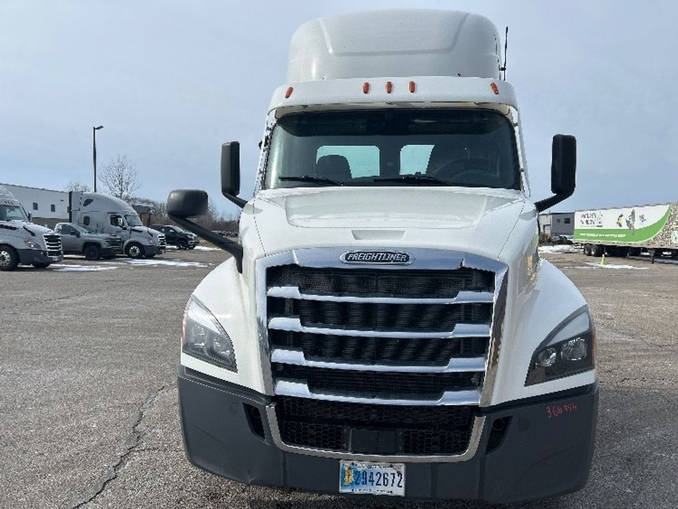 Day Cab Tractor-Heavy Duty Tractors-Freightliner-2020-T12664ST-Lansing-MI-711,388\n\t\tmiles-$ 27,250 - Image 2