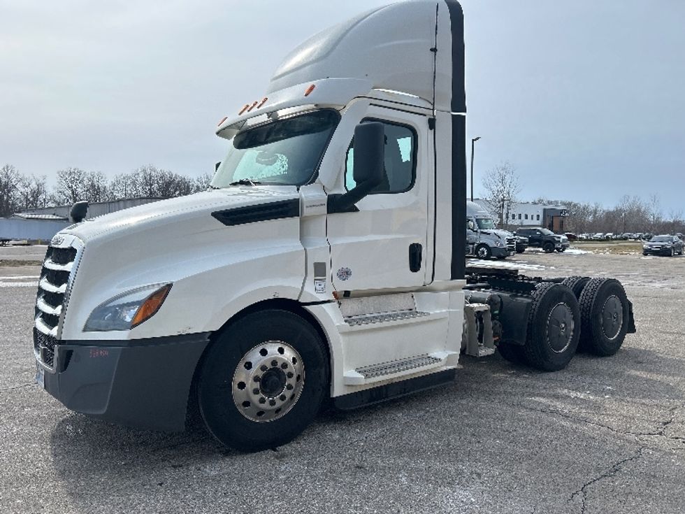 Day Cab Tractor-Heavy Duty Tractors-Freightliner-2020-T12664ST-Lansing-MI-711,388\n\t\tmiles-$ 27,250 - Image 3