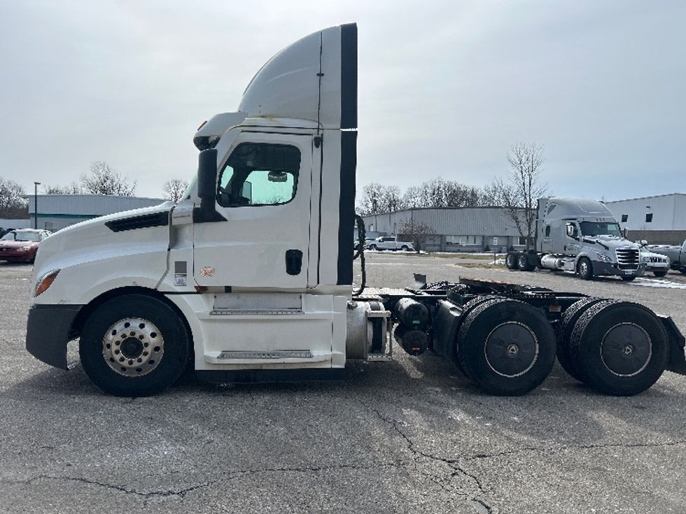 Day Cab Tractor-Heavy Duty Tractors-Freightliner-2020-T12664ST-Lansing-MI-711,388\n\t\tmiles-$ 27,250 - Image 4