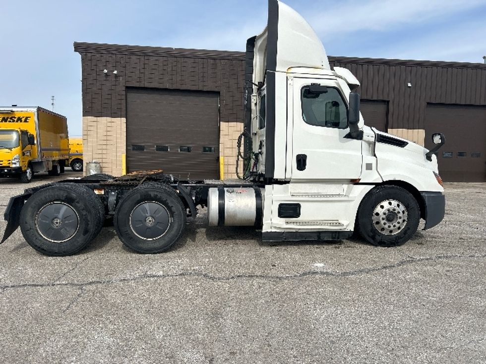 Day Cab Tractor-Heavy Duty Tractors-Freightliner-2020-T12664ST-Lansing-MI-711,388\n\t\tmiles-$ 27,250 - Image 8