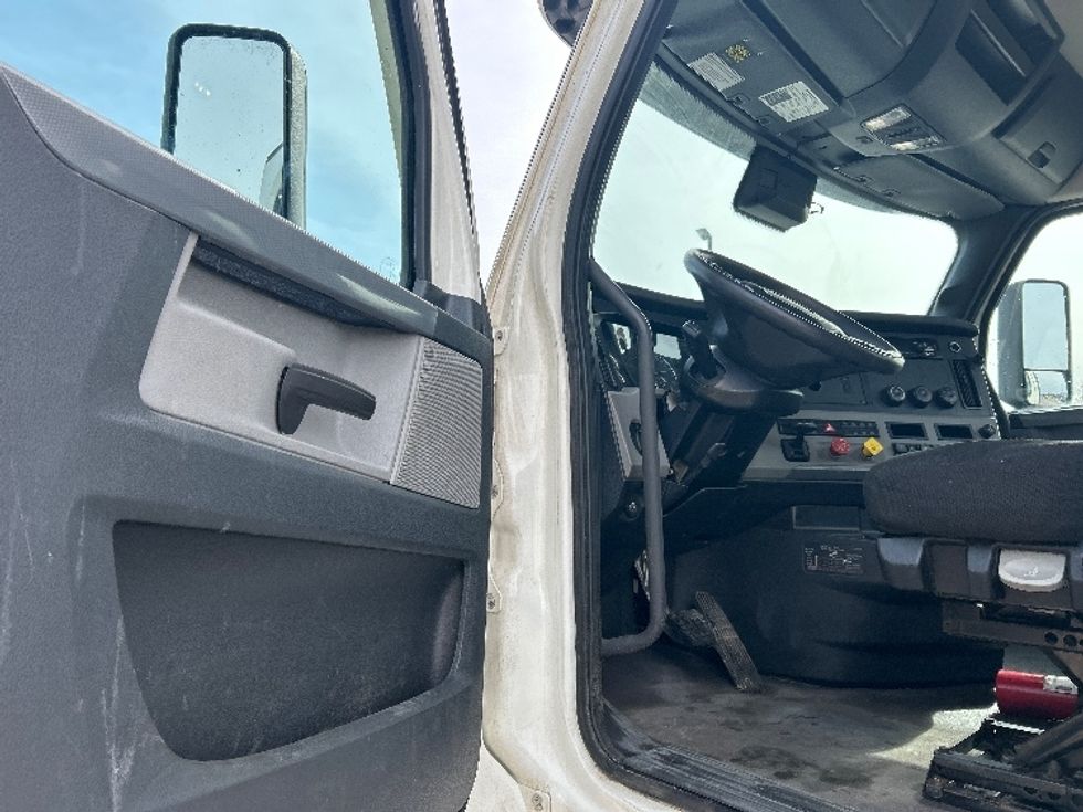 Day Cab Tractor-Heavy Duty Tractors-Freightliner-2020-T12664ST-Lansing-MI-711,388\n\t\tmiles-$ 27,250 - Image 9