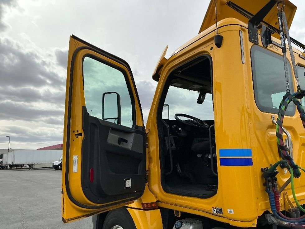 Day Cab Tractor-Heavy Duty Tractors-Freightliner-2020-T12664ST-Las Vegas-NV-214,533\n\t\tmiles-$ 59,500 - Image 9